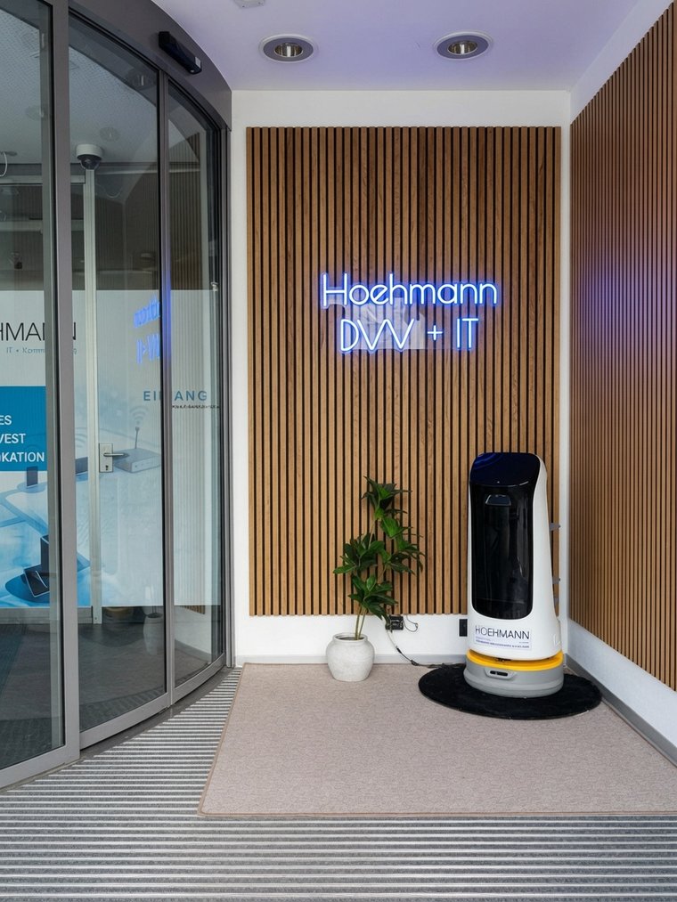 Eingangsbereich von Hoehmann DVV + IT in Tuttlingen mit Service-Roboter