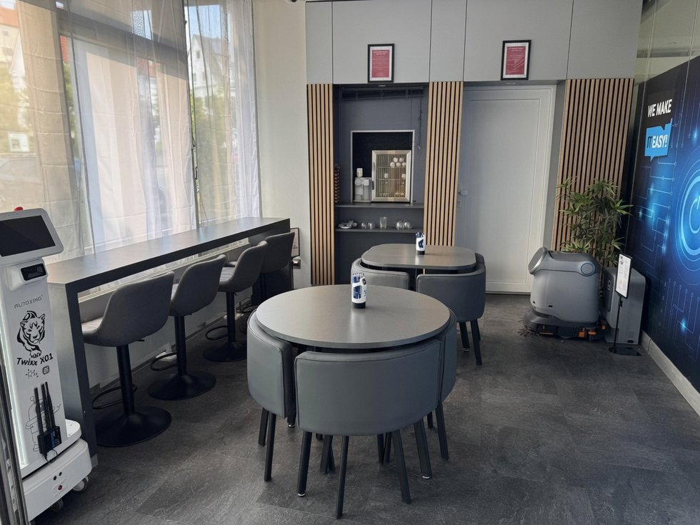 Showroom mit Service-Robotern und Beratungsplätzen